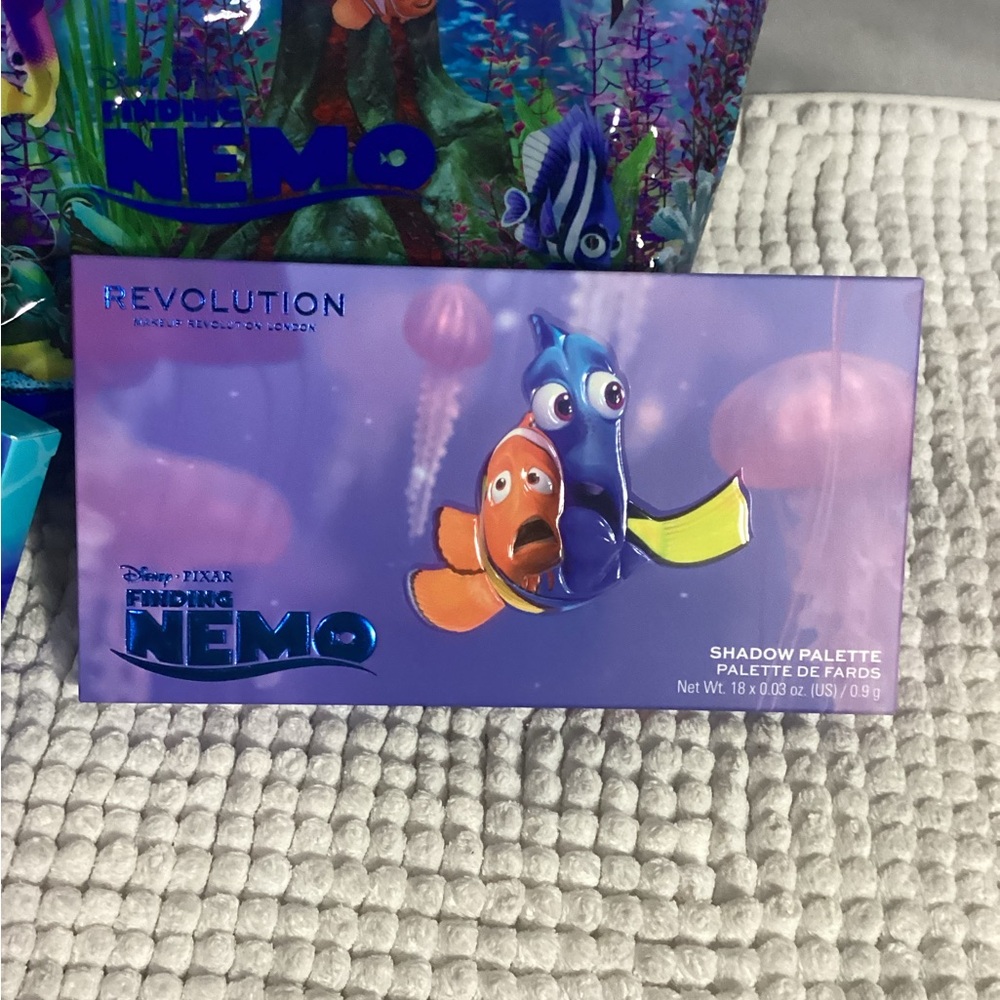 I Heart Revolution Disney Pixar Nemo Cosmetic Bag, Brush Set + 3pc Palettes NEW - Picture 3 of 14